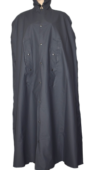 Klassisches graues  Regencape, angenehm zu tragen, robust,  mit Druckknöpfen, einer Kapuze und Armschlitzen Ansicht von vorne.